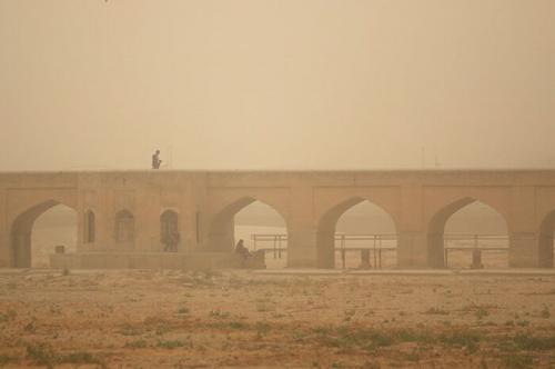 ادارات استان قم روز دوشنبه به‌خاطر آلودگی هوا تعطیل شد
